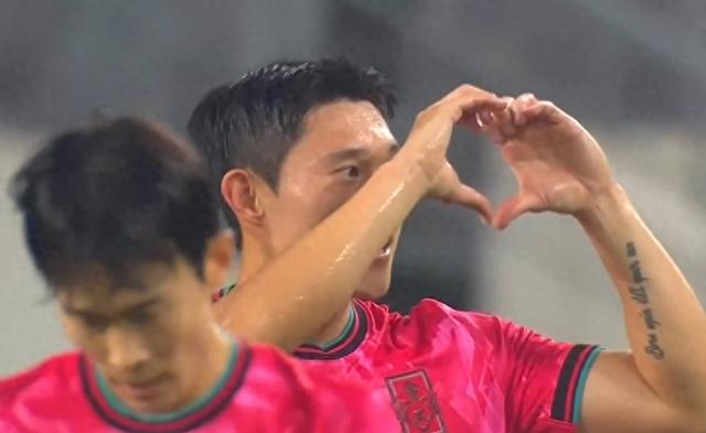 九游正版入口-国足东亚杯噩梦开局!李东炅远射世界波,7年7战韩国从未零封