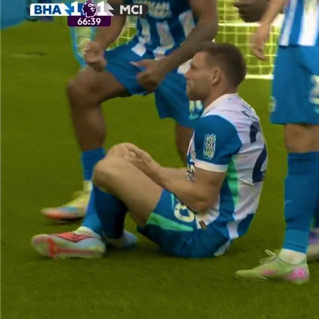 九游用户空间-致敬若塔，米尔纳对曼城点球破门后做出按手柄庆祝动作