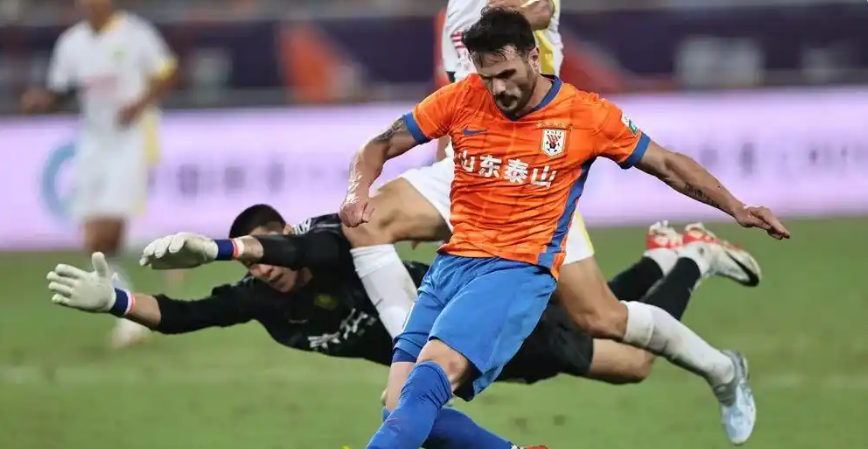 九游娱乐中心-山东泰山胜国安，瓦科大四喜，马德鲁加梅开二度，韩鹏带队4连胜