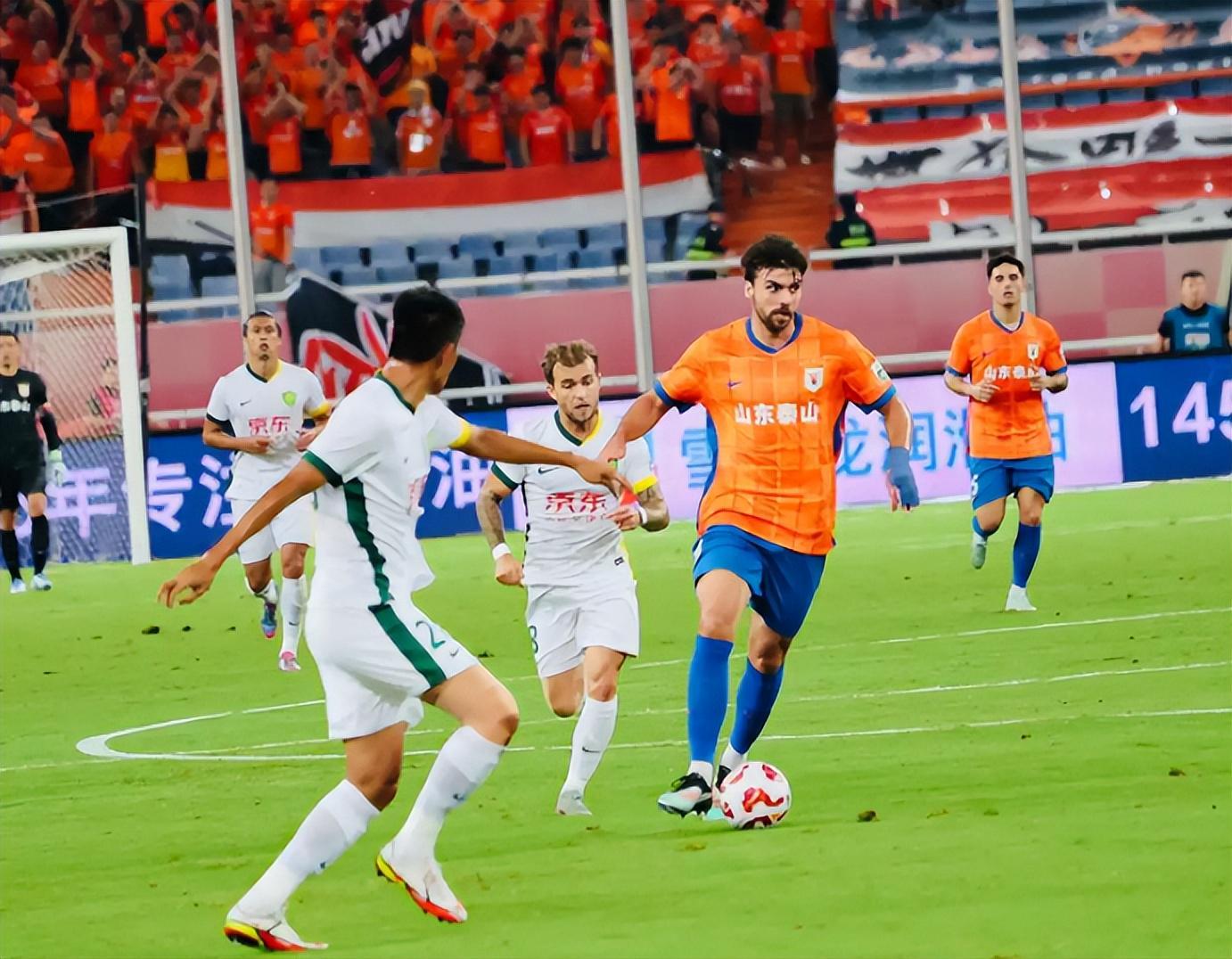 九游娱乐中心-山东泰山胜国安，瓦科大四喜，马德鲁加梅开二度，韩鹏带队4连胜