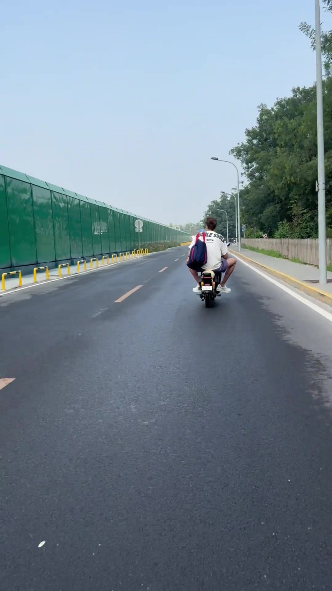 九游官网主页-这无处安放的大长腿！周琦骑电动车送儿子上幼儿园